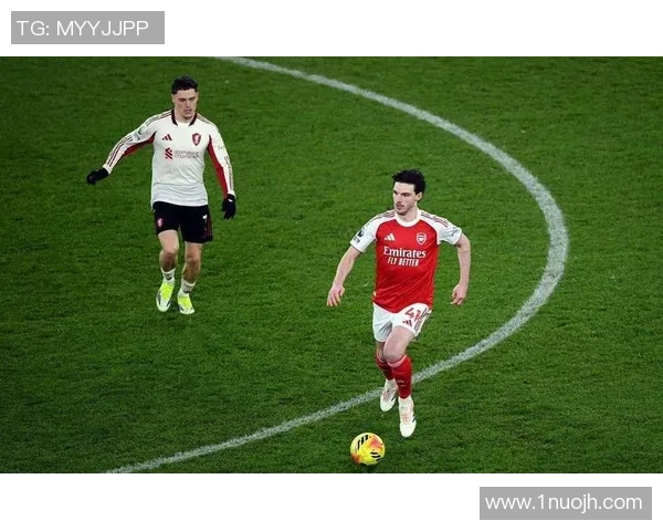 英超激战：多特蒙德与利物浦零平局红牌事件引发全场热议与争议