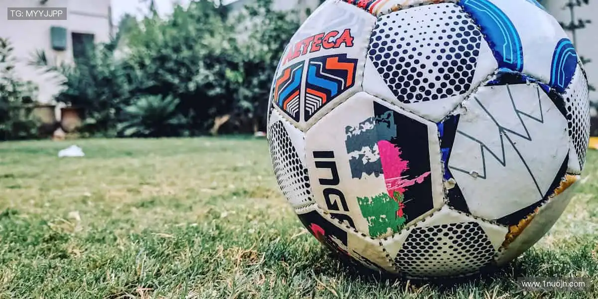 📱实时弹幕,全球球迷在线狂欢!💬